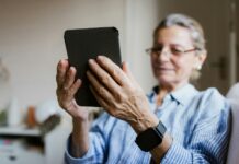 Eigenständig bleiben: Moderne Notrufsysteme für ein sorgenfreies Leben in den eigenen vier Wänden Ein sorgenfreies langes Leben zuhause ist heutzutage auch möglich, weil es den Hausnotruf gibt. Bildquelle: © Natalia Blauth / Unsplash.com