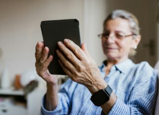 Eigenständig bleiben: Moderne Notrufsysteme für ein sorgenfreies Leben in den eigenen vier Wänden Ein sorgenfreies langes Leben zuhause ist heutzutage auch möglich, weil es den Hausnotruf gibt. Bildquelle: © Natalia Blauth / Unsplash.com