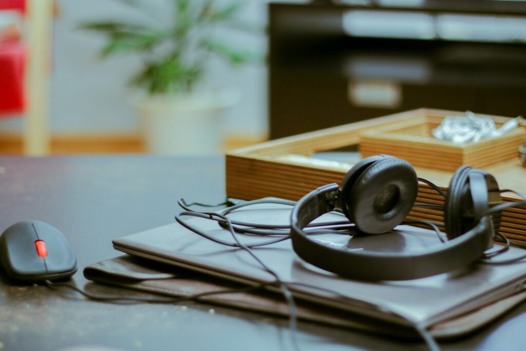 Da ein Podcast aus dem Internet downgeloaded wird, können sie ihn zu jeder Zeit unterbrechen oder auch weiter hören. Egal ob auf dem Laptop oder aber über das Smartphone. Bildquelle: © Claudia Manas / Unsplash.com