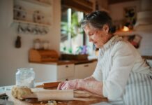 Omas Rezepte für die Enkel bewahren – so retten Sie alte Familienkochbücher Haben Sie auch noch das handgeschriebene Rezeptbuch ihrer Mutter oder Oma in der Schublade liegen und holen es jedes Jahr zur Weihnachtszeit wieder hervor, um die leckeren Plätzchen zu backen? Bildquelle: © Getty Images / Unsplash.com