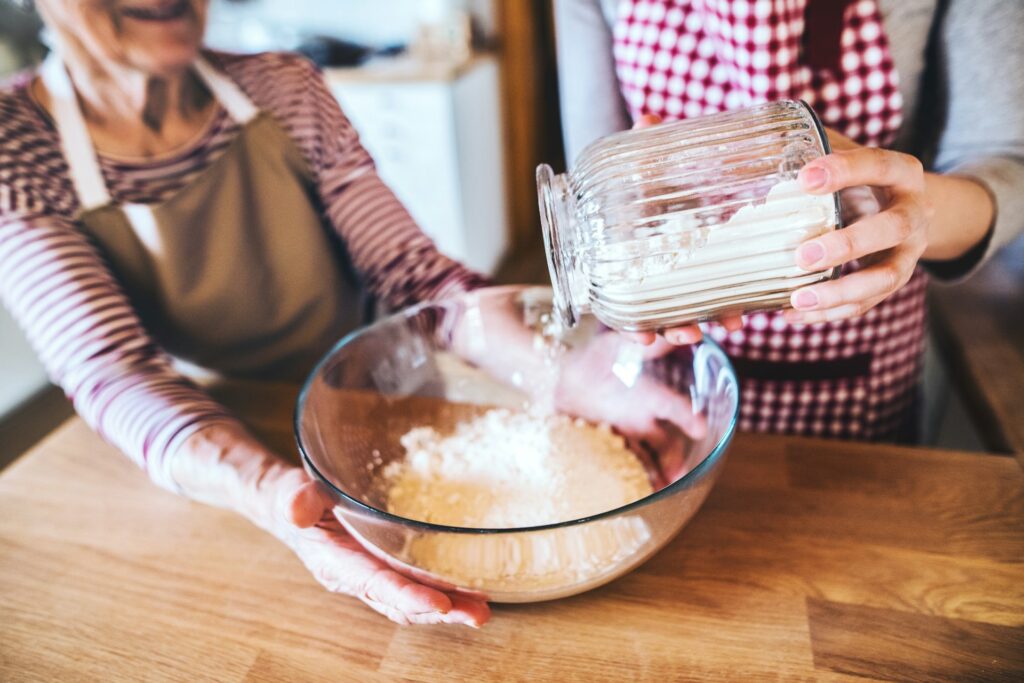 Kinder und Enkelkinder freuen sich, wenn alte Familienrezepte erahlten bleiben, weil sie digitalisiert wurden und somit auch zukünftig an die folgenden Generationen weitergegeben werden können. Bildquelle: © Getty Images / Unsplash.com