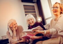 Gemeinsam singen: Warum Musik gerade im Alter so wertvoll ist Hand auf´s Herz - wann haben Sie das letzte Mal so richtig mit Freude gesunden? Bildquelle: © Getty Images / Unsplash.com