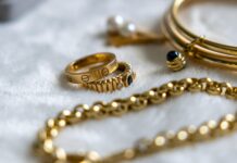 Goldschmuck geerbt – behalten, verschenken oder verkaufen? Wenn geerbter Schmuck über eine lange Zeit nicht getragen wird, macht es vielleicht durchaus Sinn zu überlegen ihn zu verkaufen. Bildquelle: © Leo Visions / Unsplash.com